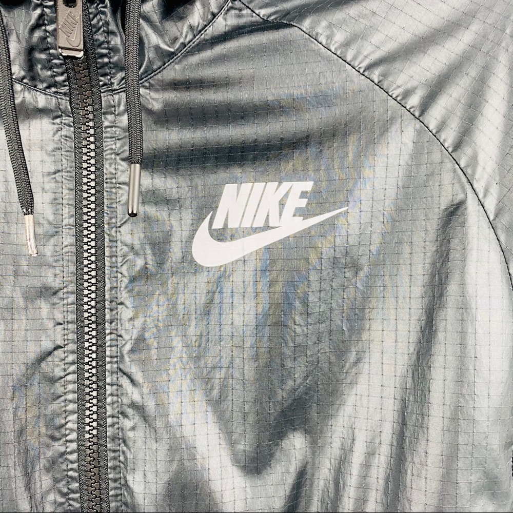 Nike | Women’s light Weight Windbreaker - Picture 5 of 7
